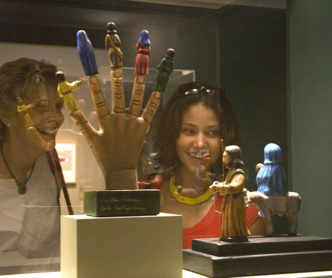 Vistors viewing santos. Photo by Maggie Holtzberg